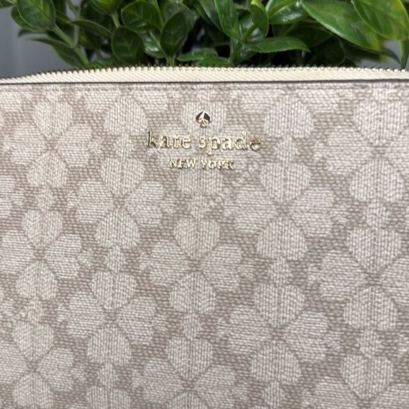NWT Kate Spade Medium Beige Wristlet - Picture 5 of 6